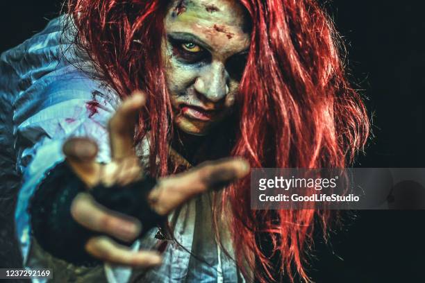 ataque zombi - zombie face fotografías e imágenes de stock