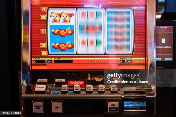 December 2021, Lower Saxony, Brunswick: Slot machines are located in the new casino in Braunschweig. The Braunschweig casino offers roulette, poker,...