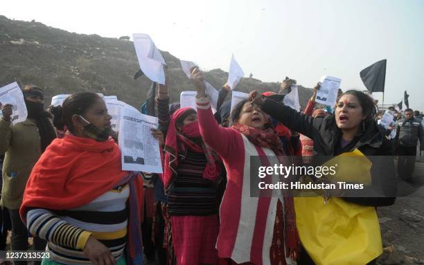 Women leader Mamta Dogra and supporters protest at a press conference by Congress leader Randeep Singh Surjewala and Pawan Bansal at Dumping ground...