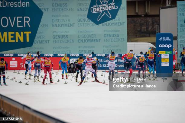 December 2021, Saxony, Dresden: COOP FIS CROSS COUNTRY WORLD CUP Dresden / Woman Team Sprint Start of the Women Photo: Daniel...
