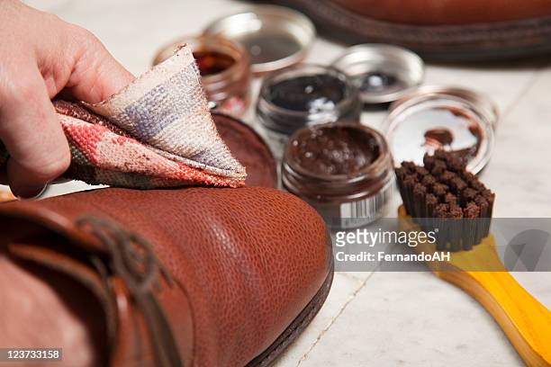 靴磨き - 靴をみがく ストックフォトと画像