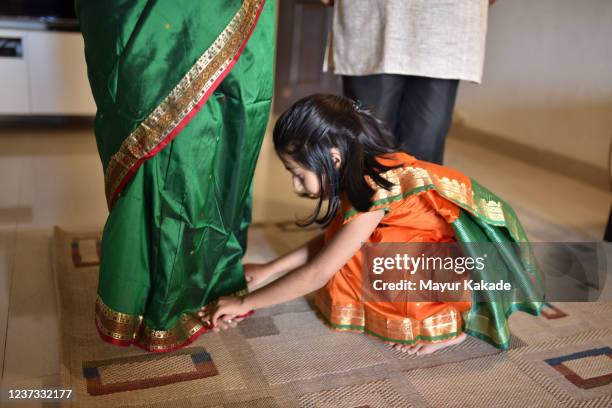 young girl honouring her grandparents - tocar los dedos de los pies fotografías e imágenes de stock