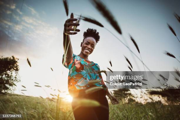 mujer con los brazos abiertos respirando en la naturaleza - equilibrio vida trabajo fotografías e imágenes de stock