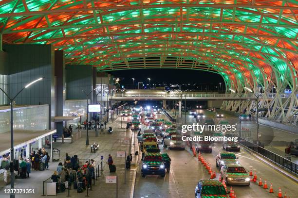 Vehicles enter Hartsfield-Jackson Atlanta International Airport in Atlanta, Georgia, U.S., on Tuesday, Dec. 21, 2021. Airline passenger numbers in...