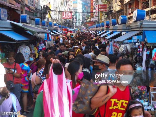 Shoppers seen at Divisoria trying to beat the Christmas rush, during the shopping session. As shoppers begin to flock at this popular shopping...