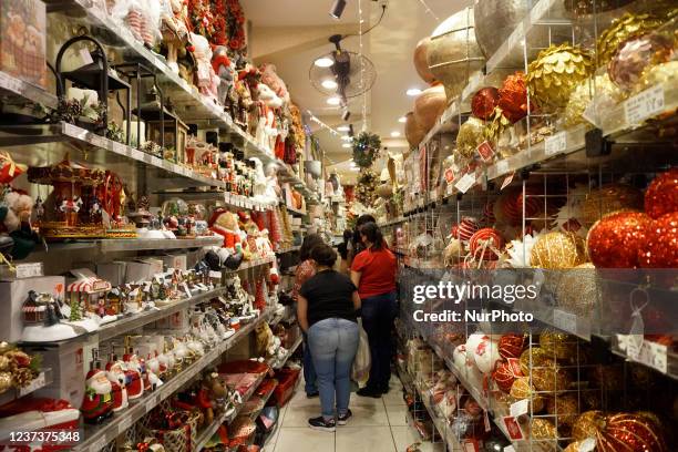 Shoppers on 25 de Maro Avenue ahead of the Christmas holiday in Sao Paulo, Brazil, on Tuesday, Dec. 21, 2021. The median fourth-quarter gross...