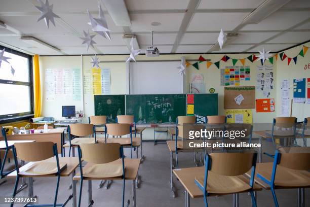 December 2021, North Rhine-Westphalia, Cologne: "Happy Holidays" is written on the blackboard in a classroom at the Heinrich Böll Comprehensive...