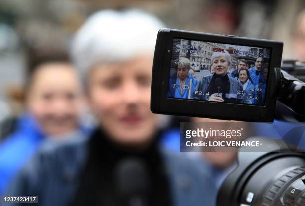 Françoise de Panafieu, qui brigue la mairie de la capitale est photographiée, avant de mener avec ses colistiers UMP en blouses bleues et balai en...