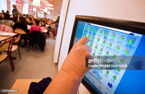 Bernard Charbonneau, maire DVG de Ruffec, montre l'écran numérique installé dans les cantines scolaires de la communauté de commune, permettant...