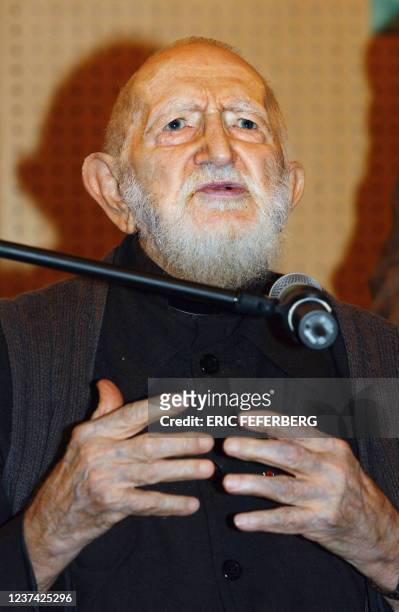 L'abbé Pierre intervient le 01 février 2005 à la Mutualité à Paris, lors de la présentation par sa Fondation de son rapport annuel sur "l'état du...