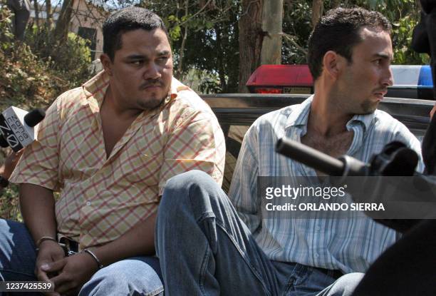 Marco Javier Lemus y Obdulio Estuardo Valdemar de Leon son conducidos en una camioneta despues de haber sido capturados por agentes de la Policia...