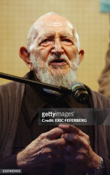 L'abbé Pierre intervient le 01 février 2005 à la Mutualité à Paris, lors de la présentation par sa Fondation de son rapport annuel sur "l'état du...