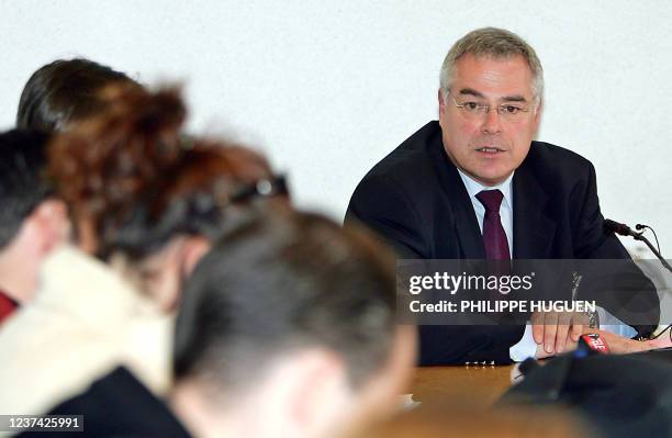 Le directeur du centre hospitalier universitaire d'Amiens Nord Philippe Domy répond aux questions des journalistes, le 17 mai 2005 à Amiens, après...