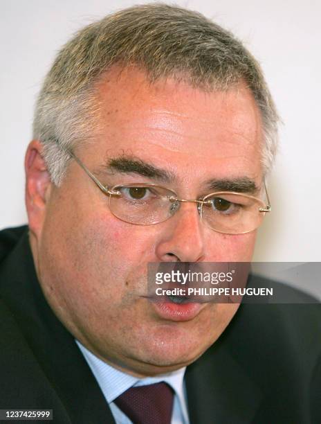 Le directeur du centre hospitalier universitaire d'Amiens Nord Philippe Domy répond aux questions des journalistes, le 17 mai 2005 à Amiens, après...