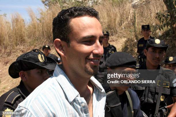 Obdulio Estuardo Valdemar de Leon sonrie cuando es capturado junto a Marco Javier Lemus por agentes de la Policia Nacional Civil en Ciudad de...