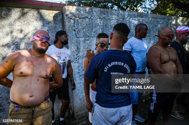 Group of blindfolded initiates of the men's religious secret society known as Abakua take part in the oath ceremony of the Efi Barondi Cama "potency"...