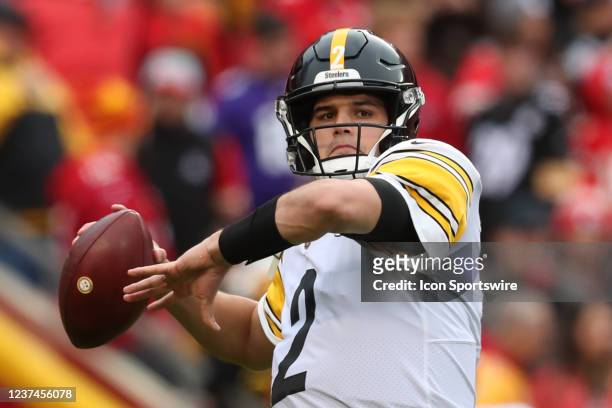 Pittsburgh Steelers quarterback Mason Rudolph throws a pass before an NFL game between the Pittsburgh Steelers and Kansas City Chiefs on Dec 26, 2021...