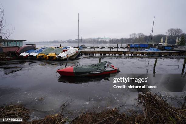 December 2021, Hamburg: A thin layer of ice can be seen on the Außenalster at the landing stages of the Hamburg and Germania Rowing Club. Photo:...