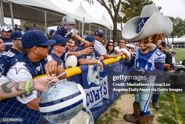 Rowdy Rodeo Sign 153 Mascot Rowdy Stock Photos, High-Res Pictures, and Images - Getty Images