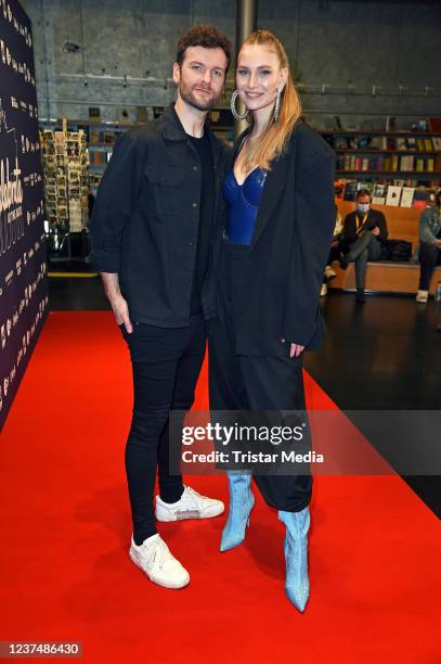 Carolin Niemczyk and Daniel Grunenberg of the music duo Glasperlenspiel attend the "Celebrate at the Gate" - ZDF live TV show Willkommen 2022 at...