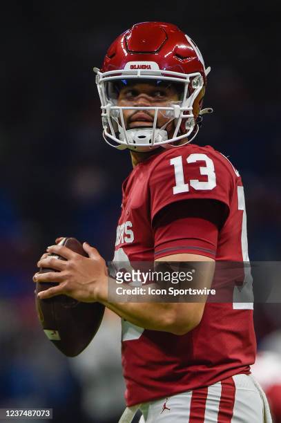 Oklahoma Sooners quarterback Caleb Williams warms up before the football game between the Oregon Ducks and Oklahoma Sooners at the Alamodome on...