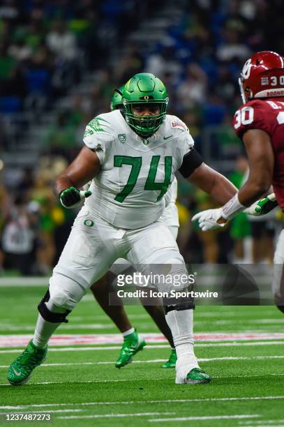 Oregon Ducks offensive lineman Steven Jones prepares to pass block during the football game between the Oregon Ducks and Oklahoma Sooners at the...