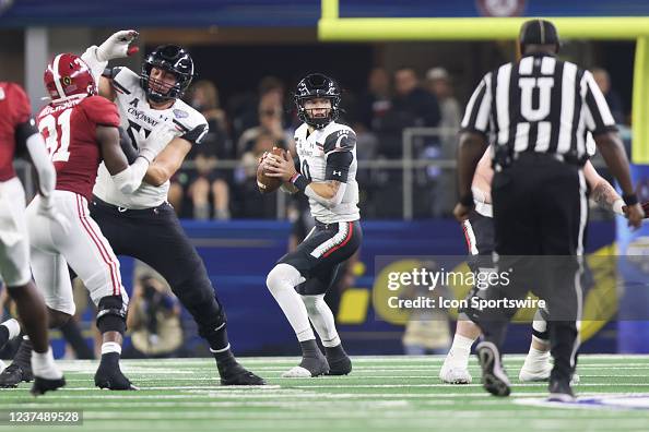 COLLEGE FOOTBALL: DEC 31 CFP Semifinal - Goodyear Cotton Bowl - Cincinnati v Alabama COLLEGE FOOTBALL: DEC 31 CFP Semifinal - Goodyear Cotton Bowl - Cincinnati v Alabama