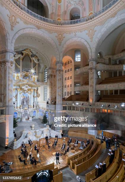 January 2022, Saxony, Dresden: View of the chancel at the festive New Year's service in Dresden's Frauenkirche, which will be broadcast live on ZDF...