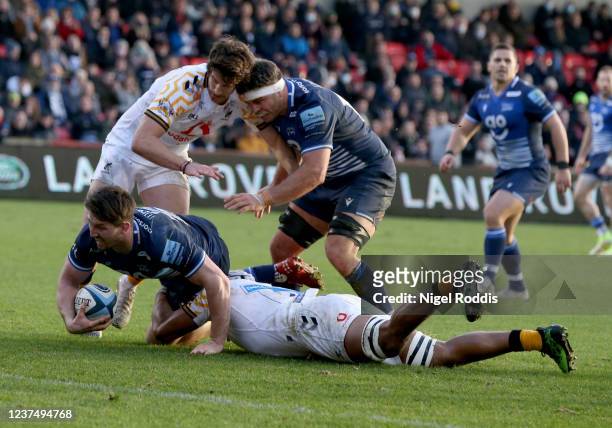 Ben Curry of Sale Sharks scores a try during the Gallagher Premiership Rugby match between Sale Sharks and Wasps at AJ Bell Stadium on January 1,...