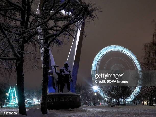 Monument to the Airborne Forces in the evening against the background of the Ferris wheel during the New Year's weekend. The Voronezh weather office...