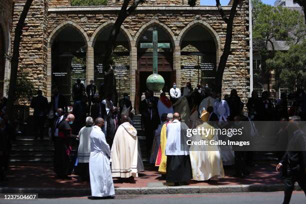 Family members, friends and officials at the official funeral of Archbishop Desmond at George?s Cathedral Church on January 01, 2021 in Cape Town,...
