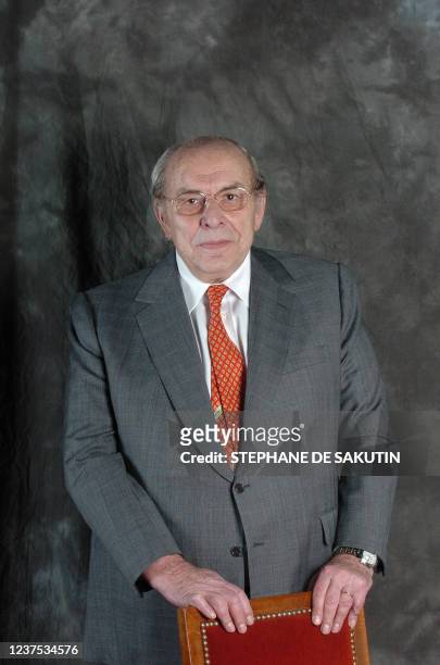 Marcel Frydman, le Pdg de la chaîne de boutiques de cosmétiques Marionnaud, pose, le 20 novembre 2004 à Paris, lors de la remise des prix des Talents...