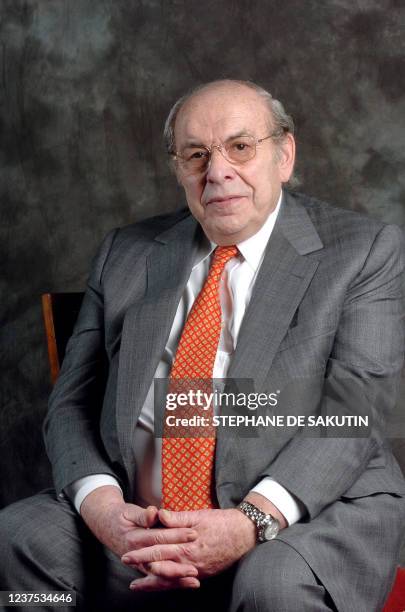 Marcel Frydman, le Pdg de la chaîne de boutiques de cosmétiques Marionnaud, pose, le 20 novembre 2004 à Paris, lors de la remise des prix des Talents...