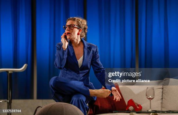 January 2022, Berlin: Alessija Lause is on stage during the photo rehearsal of the play "Rent a Friend" at the Schlosspark Theater. Photo: Gerald...
