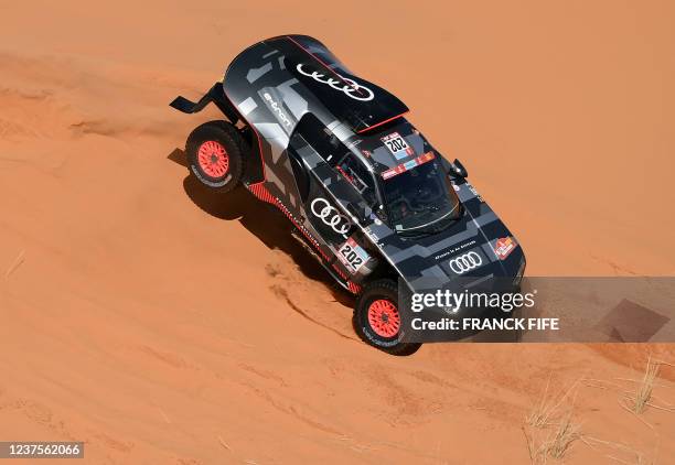 Audi's electric Spanish driver Carlos Sainz and Spanish co-driver Lucas Cruz compete during the Stage 5 of the Dakar 2022 around Riyadh in Saudi...