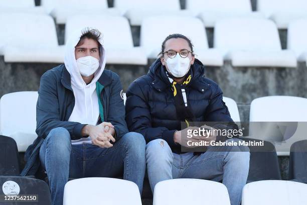 Spezia Calcio fans wear the FFP2 mask as a protection measure against Covid-19 during the Serie A match between Spezia Calcio and Hellas Verona FC at...