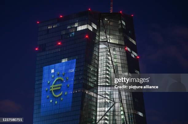 January 2022, Hessen, Frankfurt/Main: To mark the introduction of euro cash 20 years ago, the euro symbol is projected onto the south facade of the...