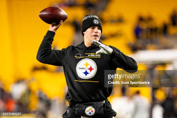 Pittsburgh Steelers quarterback Mason Rudolph warms up during the game against the Cleveland Browns and the Pittsburgh Steelers on January 03, 2022...