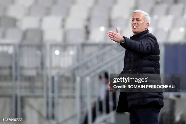 Bordeaux' Croatian head coach Vladimir Petkovic gives instructions to his players during the French L1 football match between Girondins de Bordeaux...