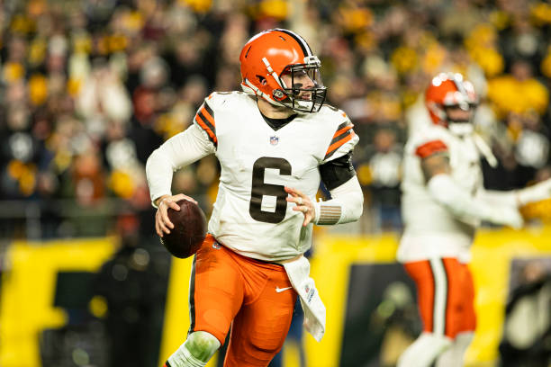 Cleveland Browns quarterback Baker Mayfield looks to pass during the game against the Cleveland Browns and the Pittsburgh Steelers on January 03,...
