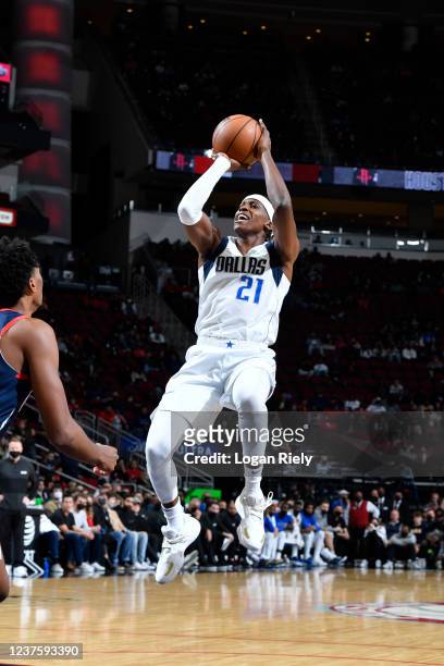 Frank Ntilikina of the Dallas Mavericks shoots the ball during the game against the Houston Rockets on January 7, 2022 at the Toyota Center in...
