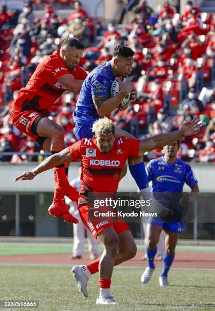 Communications Shining Arcs Tokyo-Bay Urayasu fullback Israel Folau catches the ball during the second half of Japan Rugby League One's...