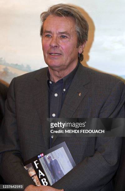 L'acteur Alain Delon présente, le 13 décembre 2001 à Paris, l'affiche de la série Fabio Montale, adaptée des romans de Jean-Claude Izzo. Dans cette...