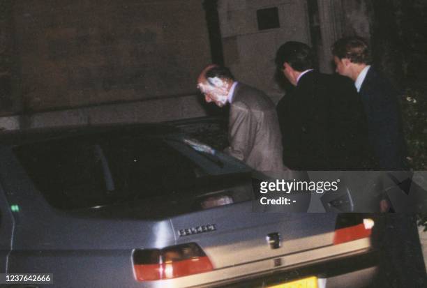 Le président de l'UMP, Alain Juppé, rentre dans une voiture après s'être fait "entarter", le 19 mars 2003 en quittant l'institut d'études politiques...