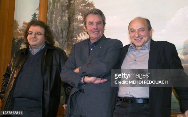 Le scénariste Philippe Setbon, l'acteur Alain Delon et le réalisateur José Pinheiro, présentent, le 13 décembre 2001 à Paris, leur série Fabio...