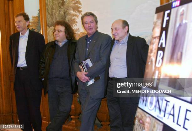 Le vice-président du groupe TF1, Etienne Mougeotte, le scénariste Philippe Setbon, l'acteur Alain Delon et le réalisateur José Pinheiro, présentent,...