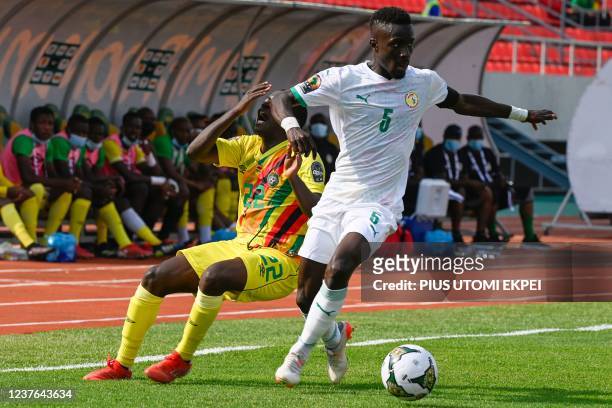 Zimbabwe's defender Takudzwa Chimwemwe vies with Senegal's midfielder Idrissa Gana Gueye during the Group B Africa Cup of Nations 2021 football match...