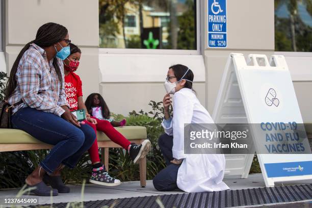 Arcadia, CA Dr. Susan Wu, right, pediatric hospitalist Childrens Hospital LA, chats with Kimberli Samuel and her 7-year-old daughter Amelle Samuel...