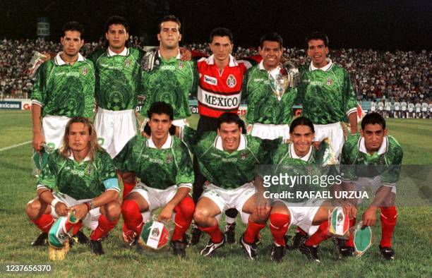 The Mexican national soccer team poses 28 April 1999 for a group photo prior to the Copa America 1999, which takes place 29 June-18 July in Paraguay....