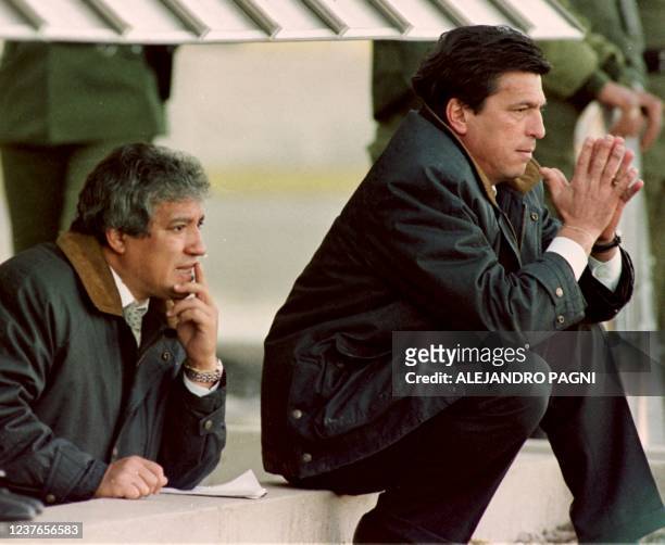 El entrenador argentino Daniel Passarella observa junto al ayudante de campo Americo Gallego el partido entre su seleccion y Peru en Sucre, Bolivia,...
